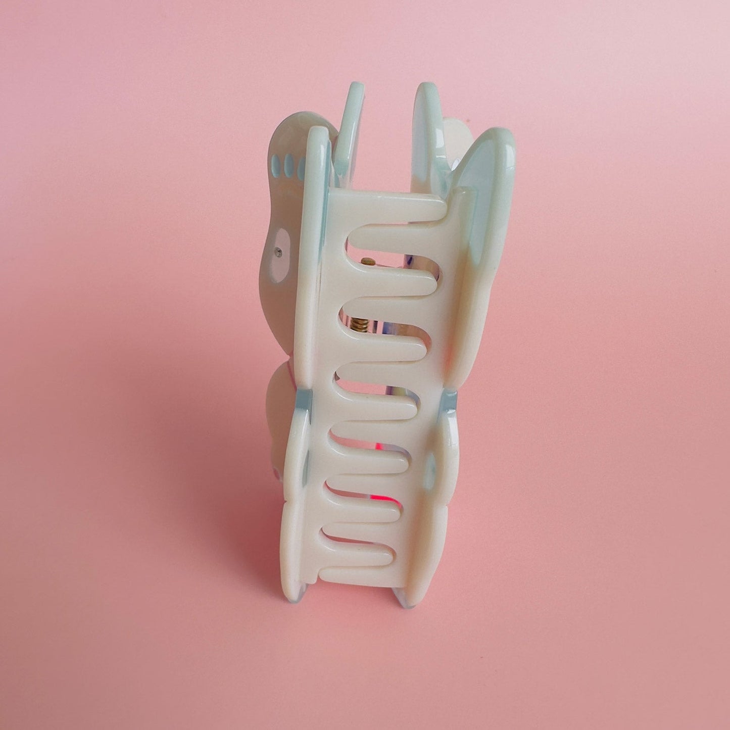 White lucky cat hair claw with open teeth for holding hair