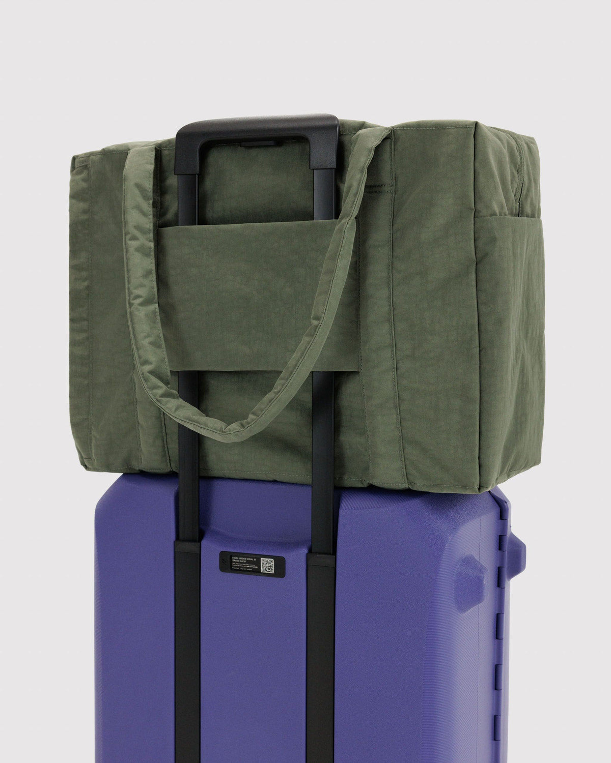 Carry-on bag in olive green with front pocket and adjustable shoulder strap