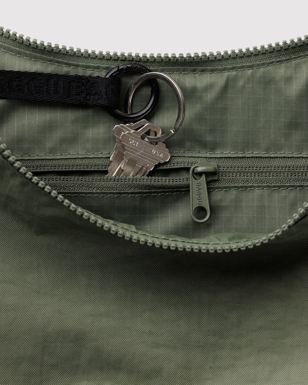 Medium nylon crescent bag, green, with zip closure and key ring with key fob