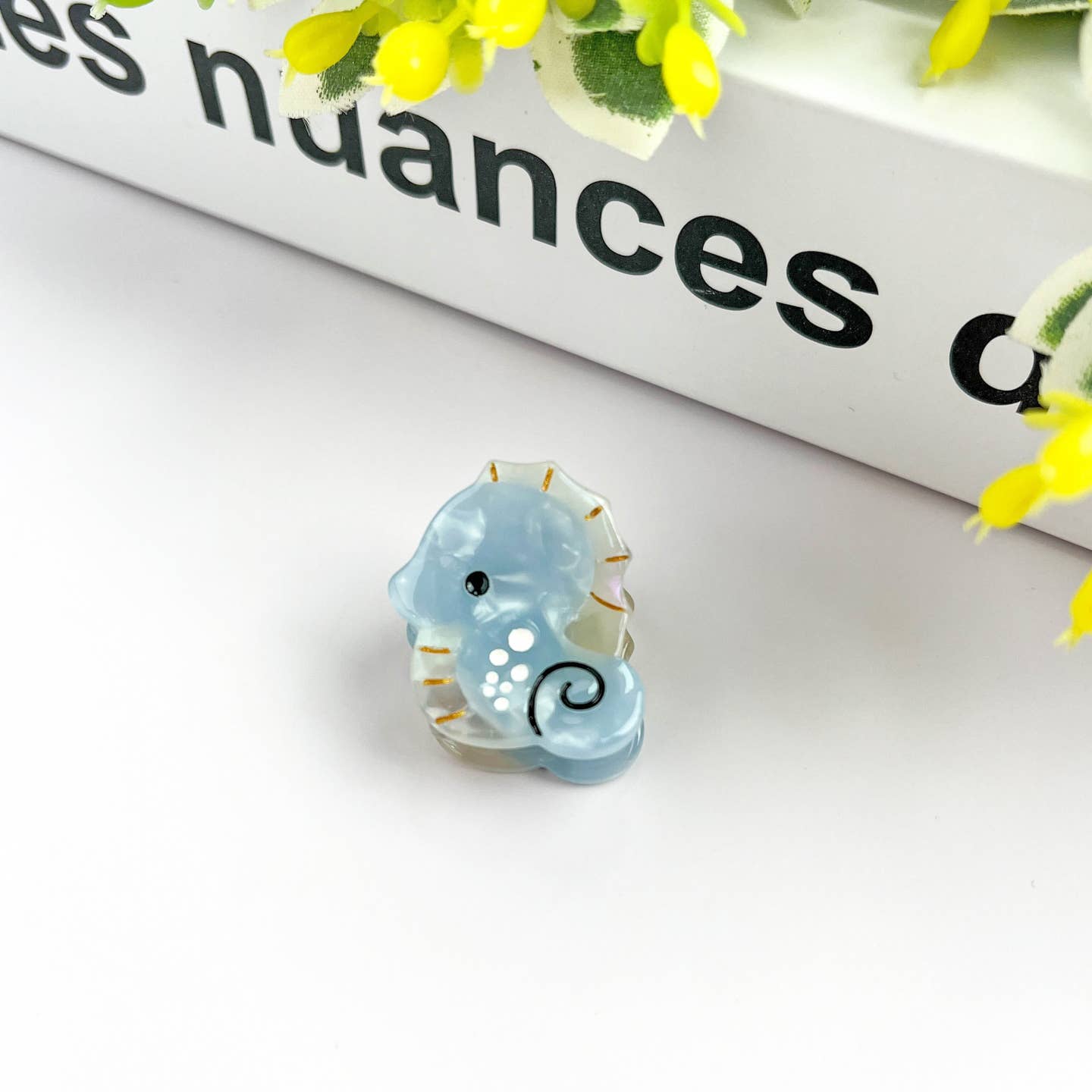Mini seahorse hair claw clip, light blue with ridged teeth