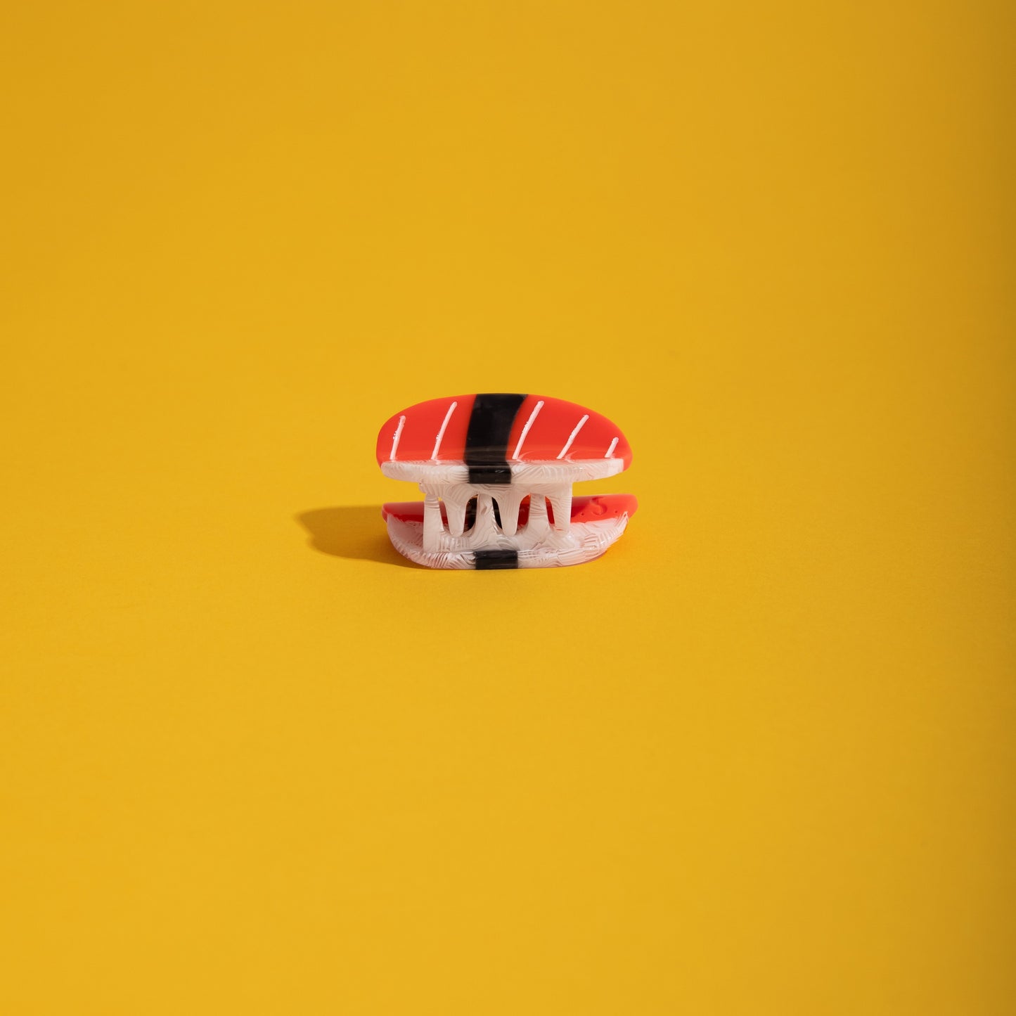Mini red and white striped hair claw clip, open with teeth