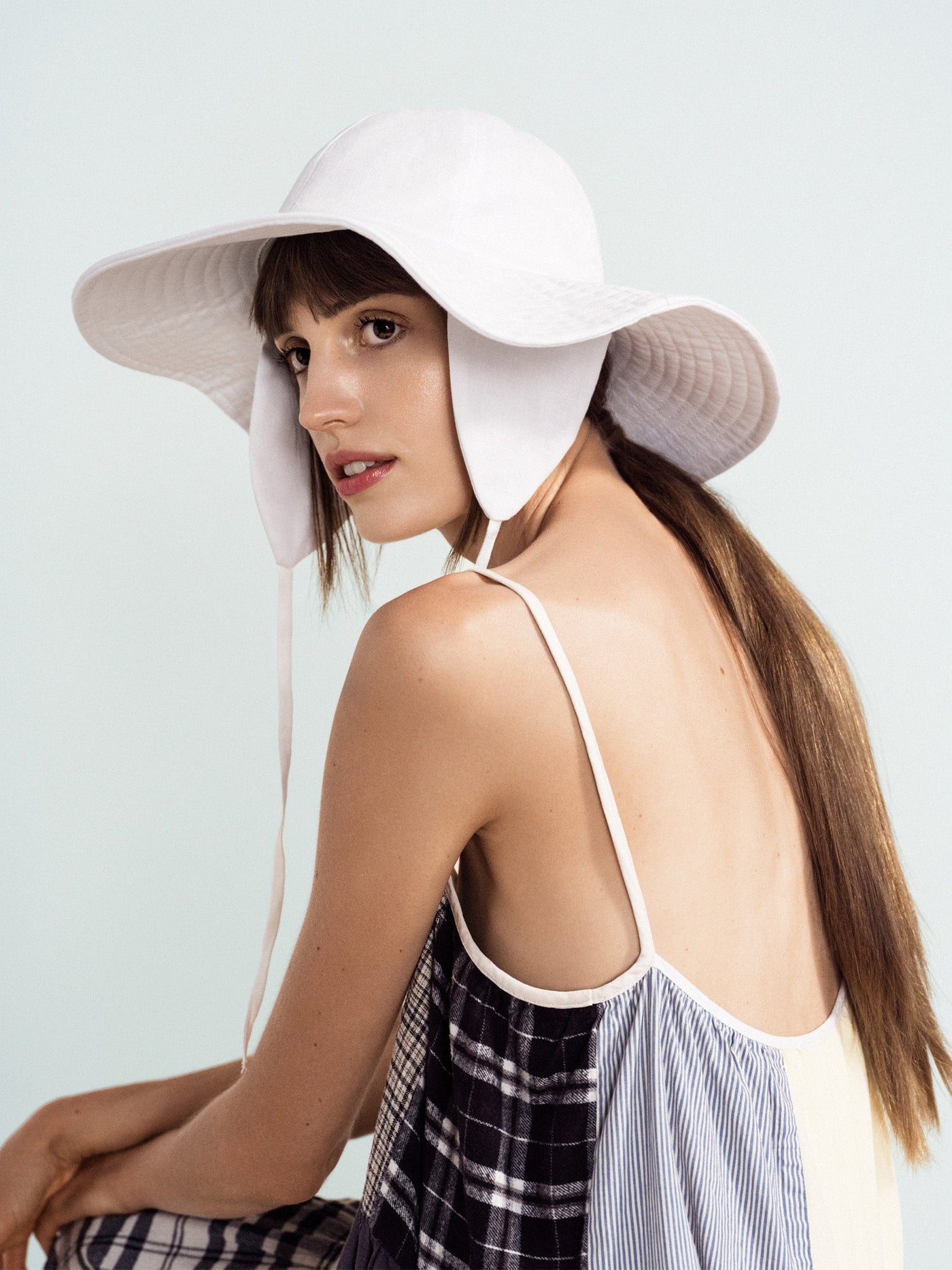 Noona sun hat in white, wide floppy brim, long chin-tie strings
